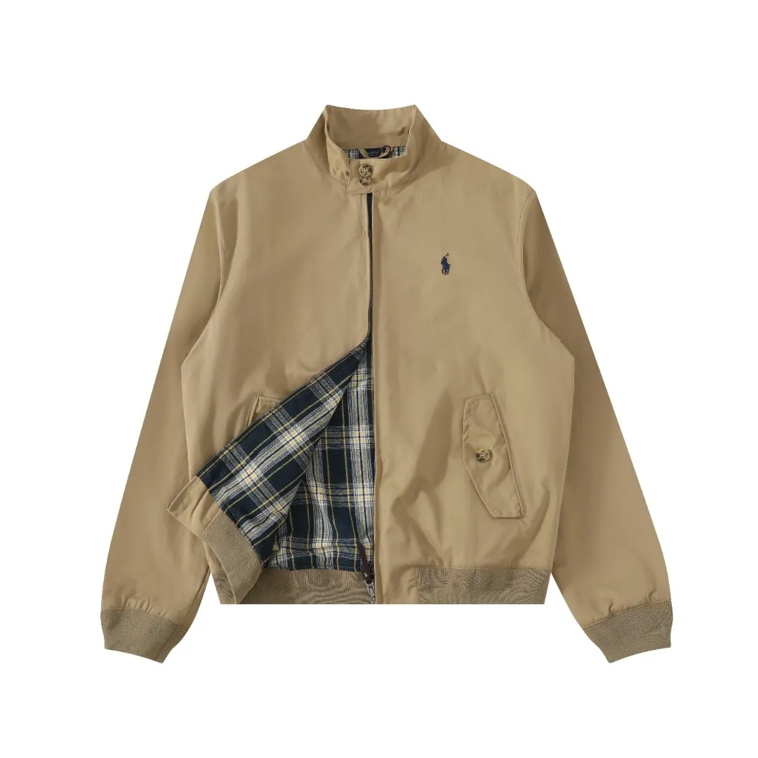 P350 model number: R05 Ralph Lauren unisex old-money style veteran stand-up collar workwear Harrington jacket. The embroidery on the chest is all original data. The embroidery technology of German Oman embroidery fiber is very particular. It uses Japanese Tajima machine to ensure the embroidery is exquisite and three-dimensional. That is what I said is different from what is on the market. Regarding the workmanship, the version is a loose version and can be used by boys and girls!! The fabric is a double-layer shin bone feeling, full of weight! It's not as heavy as a regular jacket, and the ordinary cotton material feels really different. This one is super comfortable, soft and stylish, and has a green plaid interior that has a retro movie fashion feel! The fit is loose but not baggy. The size is just right and not picky. The dropped shoulder design modifies the shoulders without making them look bulky. This silhouette is a style that will never go out of style after being worn for a long time. The upper body is also very durable and recognizable. The loose and reasonable version can be worn by both men and women. It is easy to create a clean and refreshing boyish look. Color#Khaki Black Navy Size#M L XL XXL Length: 68/70/72/74 Bust: 122/126/130/134 Shoulder width: 53/54/55/56 Sleeve length: 65/66/67/68